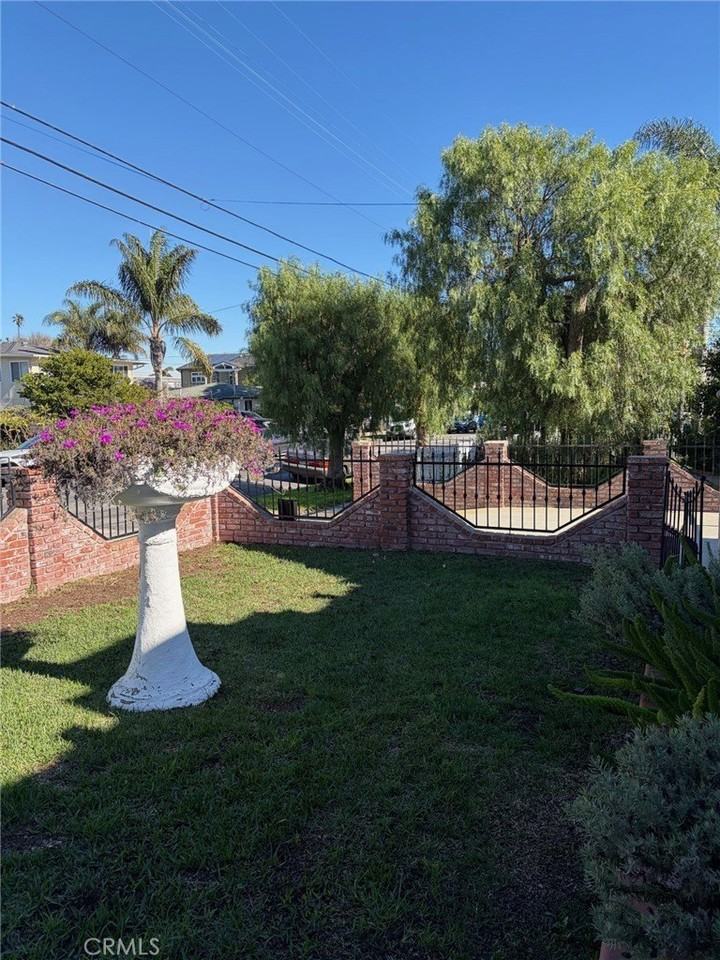 559 W 39th St - Photo 2 of 11