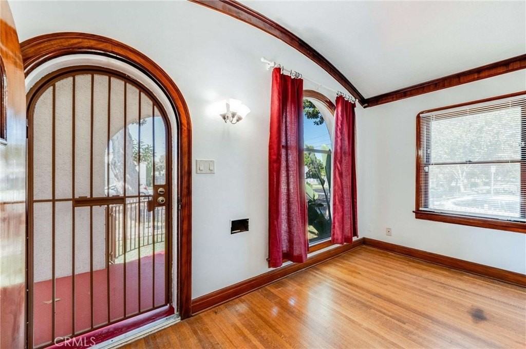 496 E 52nd St - Photo 4 of 30