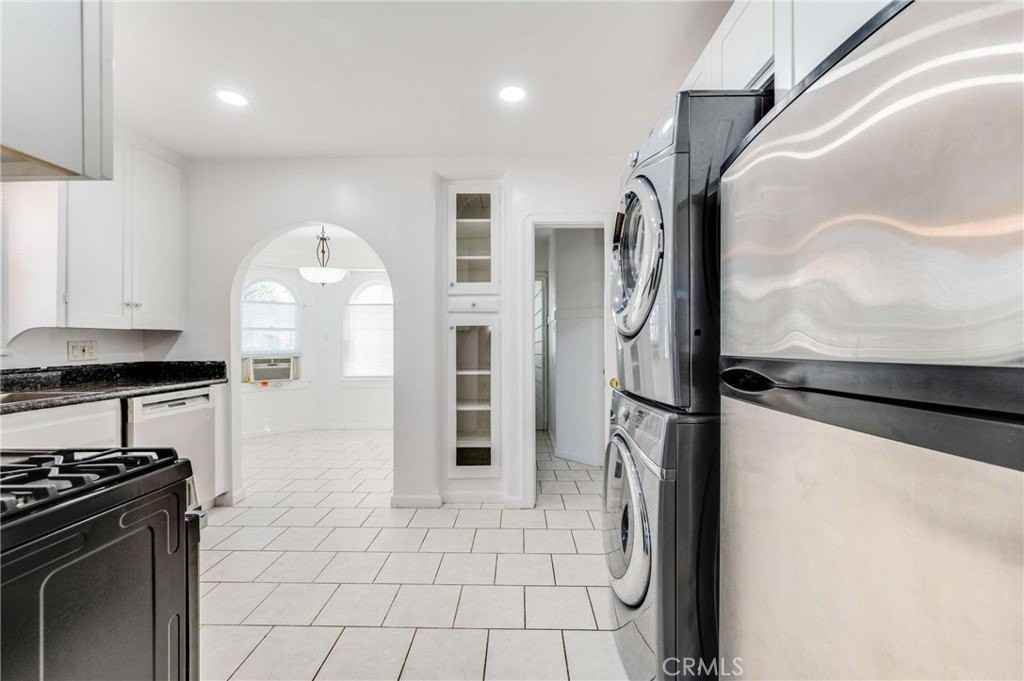 496 E 52nd St - Photo 7 of 30