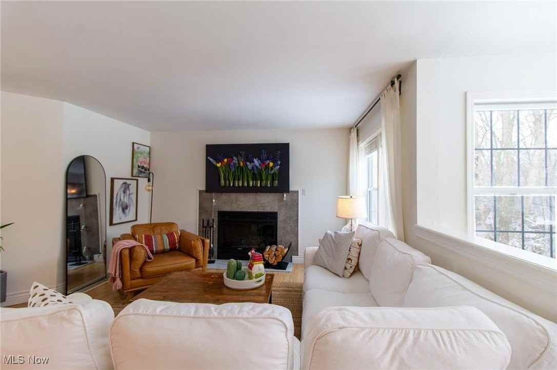 889 Holborn Rd - Photo 4 of 31