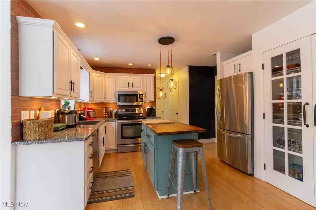 889 Holborn Rd - Photo 5 of 31