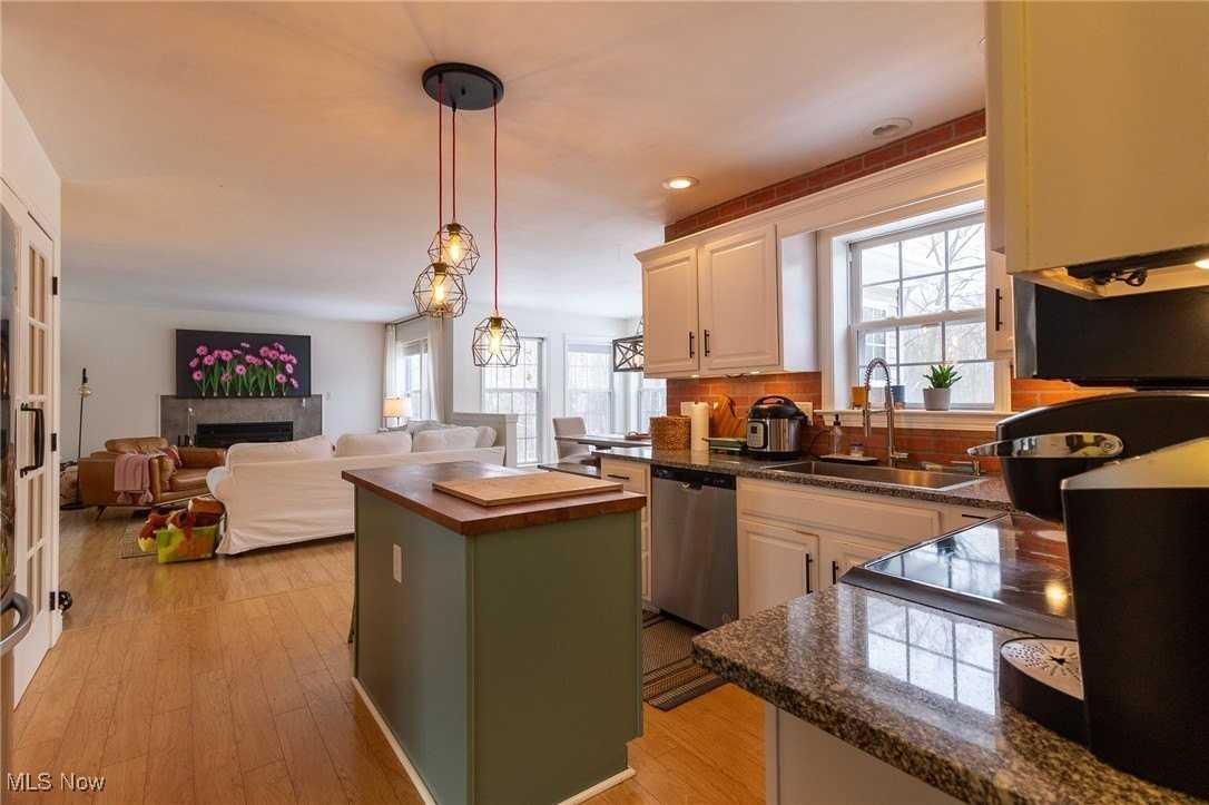 889 Holborn Rd - Photo 7 of 31