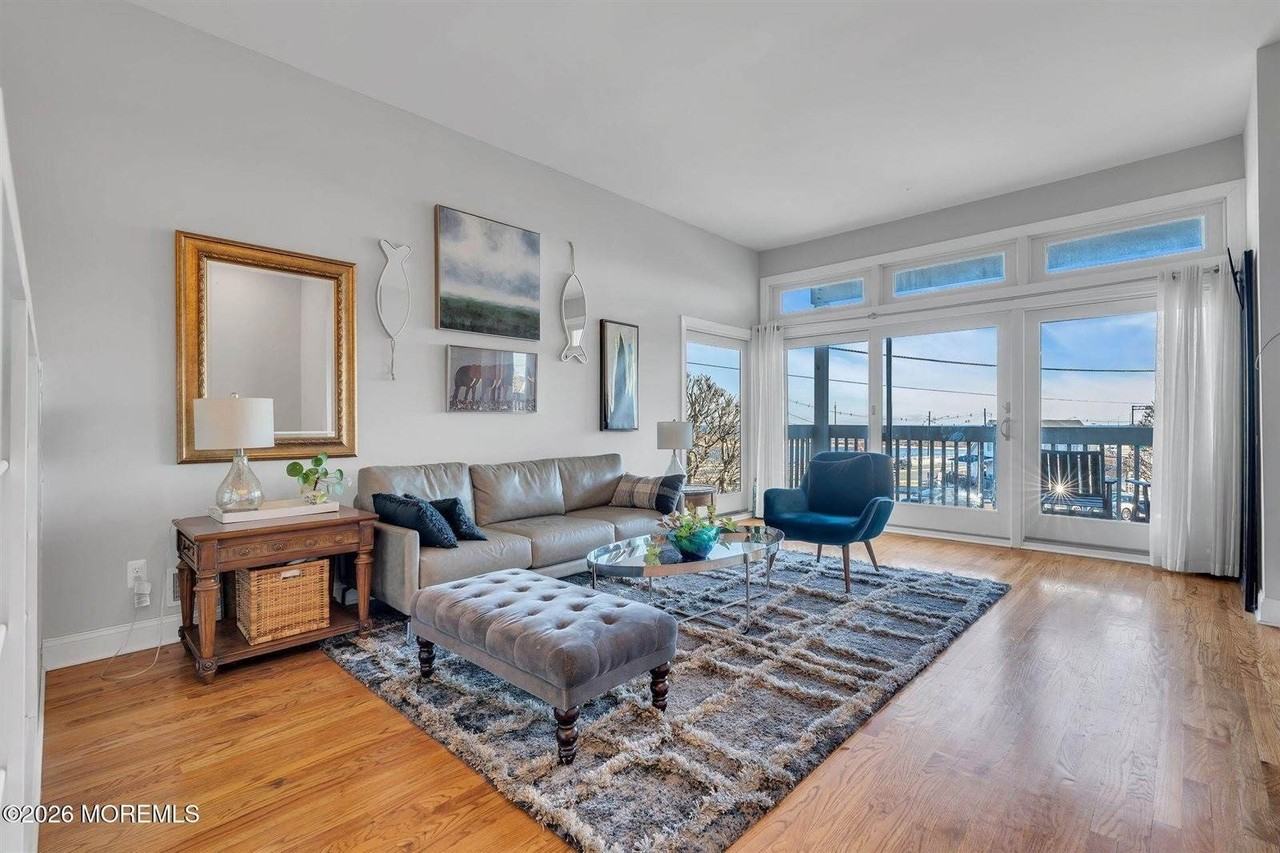 23 East Manor Sq Square - Photo 3 of 29