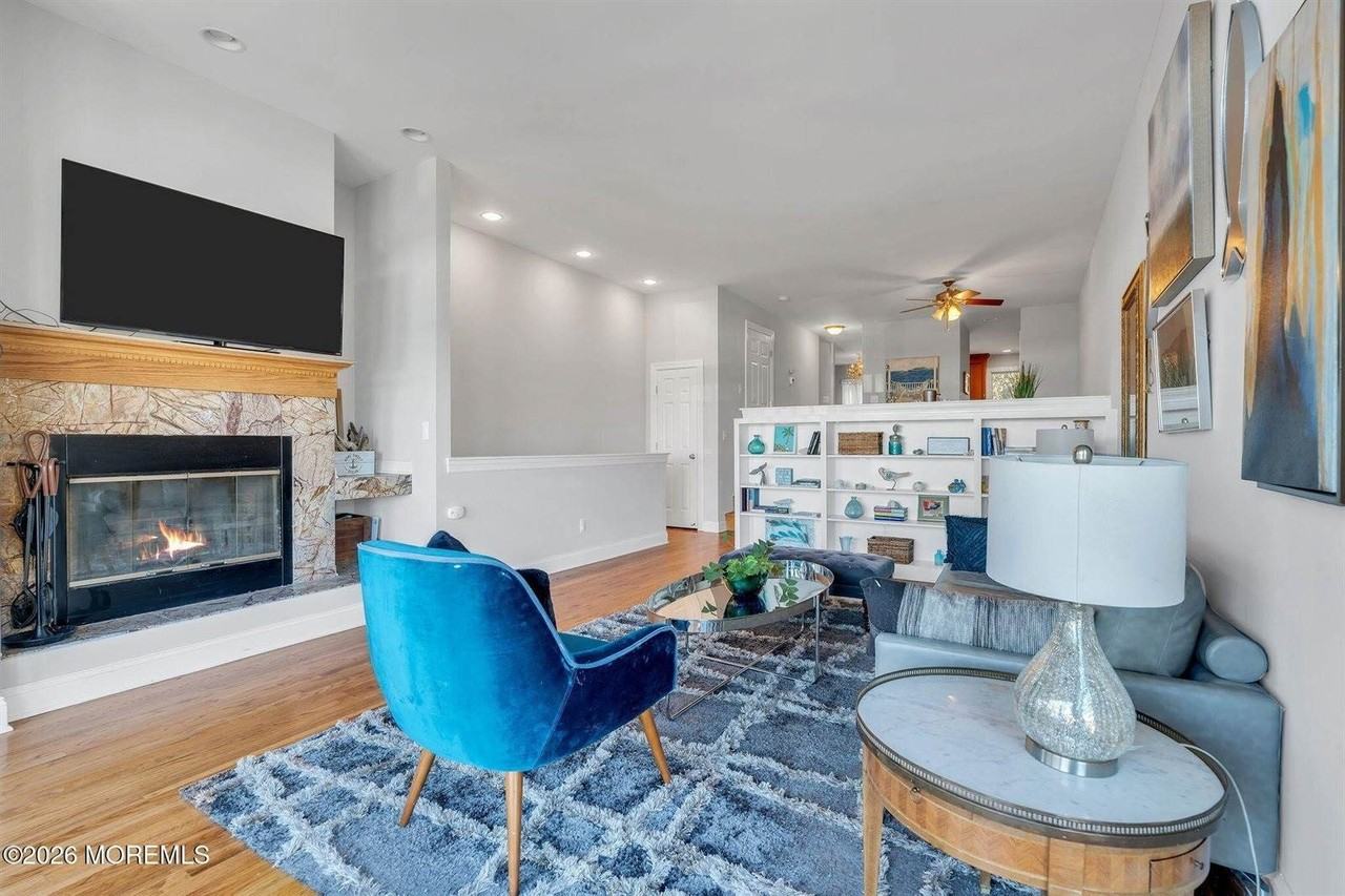 23 East Manor Sq Square - Photo 4 of 29