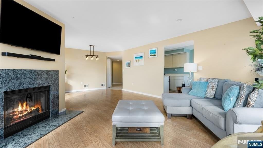 605 Thornton Ct - Photo 4 of 34