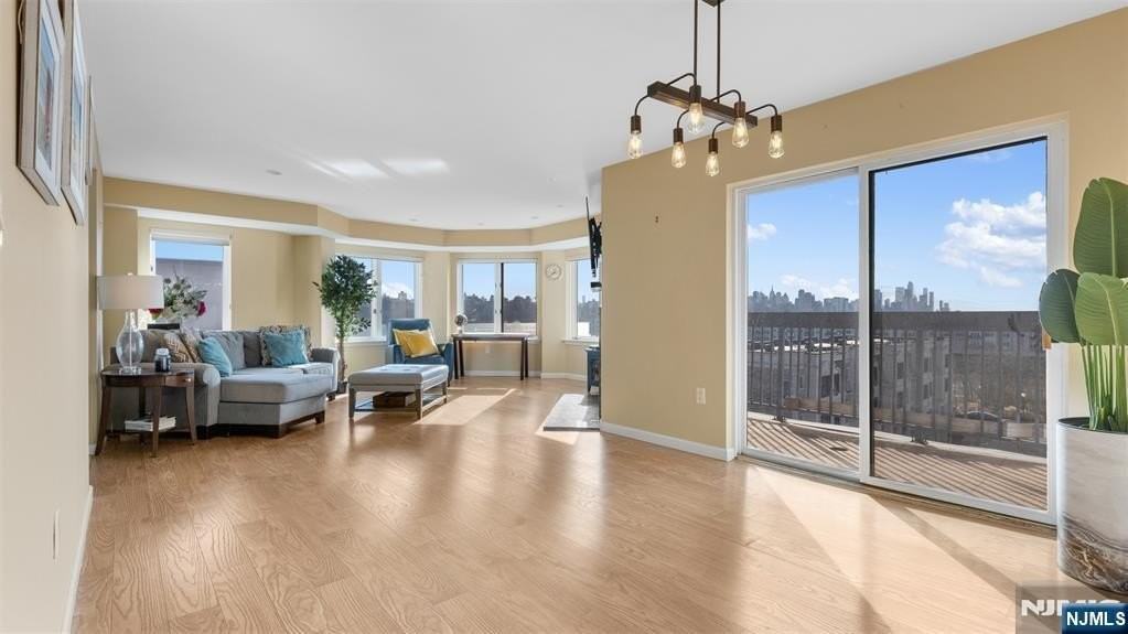 605 Thornton Ct - Photo 5 of 34