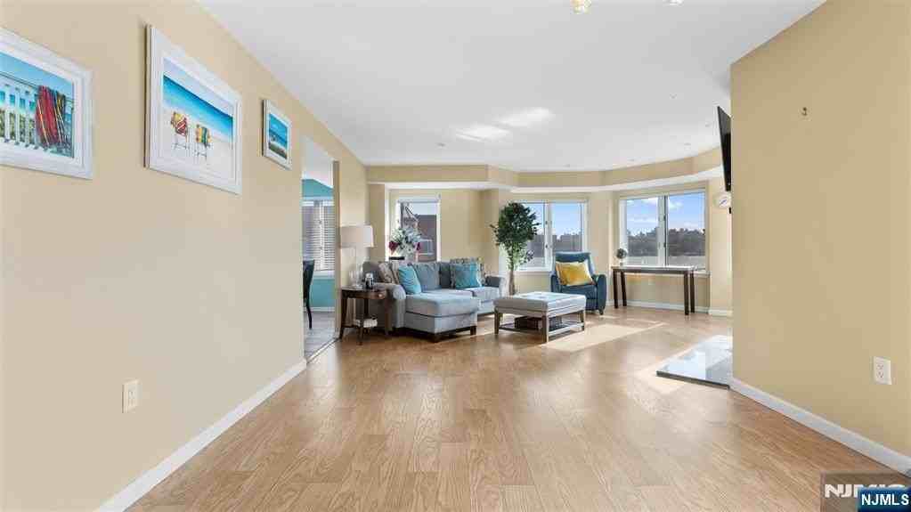 605 Thornton Ct - Photo 6 of 34