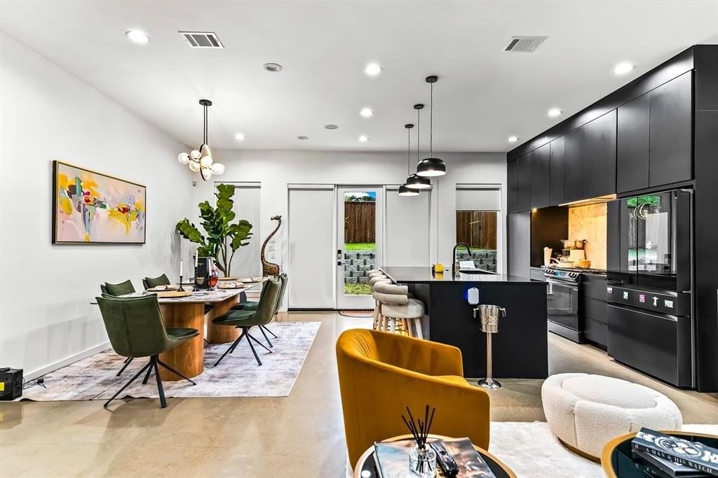 1211 Bonnie View Rd - Photo 6 of 33