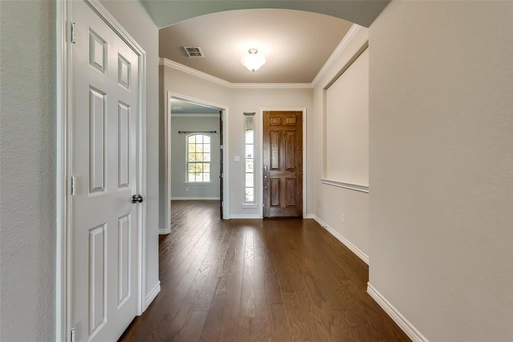 9408 Lakeway Dr - Photo 2 of 19