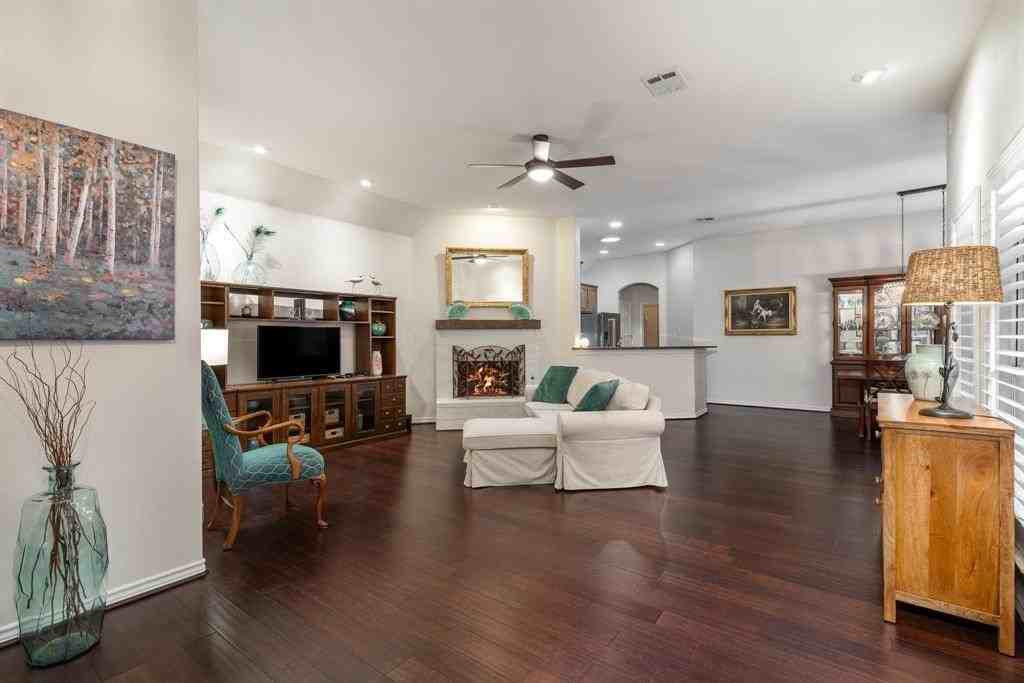 7913 Southmark Dr - Photo 4 of 35