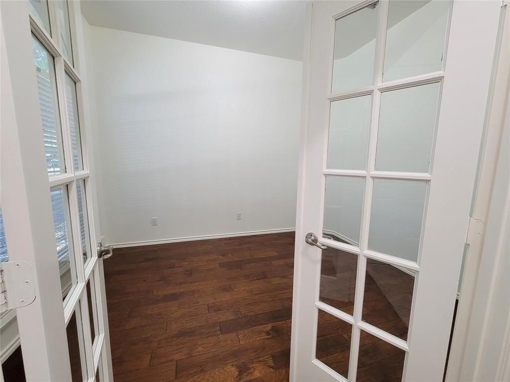 9320 Woodhurst Dr - Photo 3 of 16