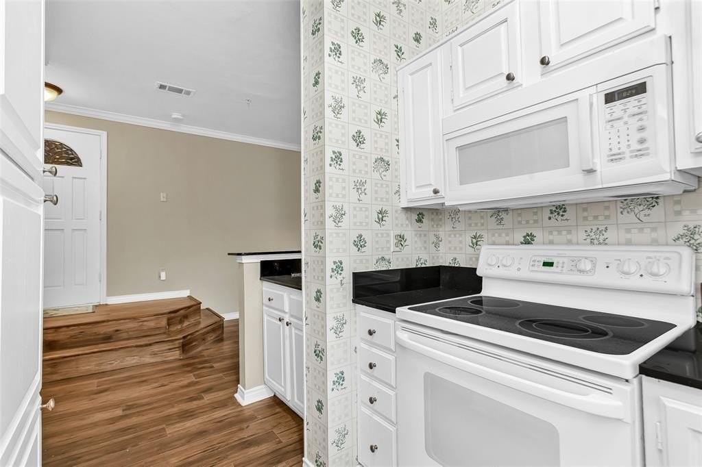 6004 Auburndale Ave #F - Photo 3 of 32