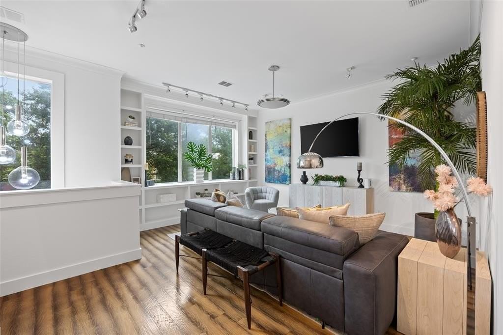 4312 Mckinney Ave #4 - Photo 4 of 34