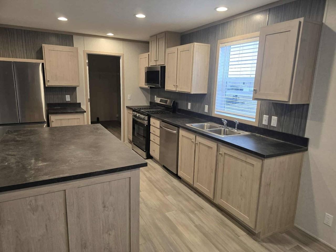 415 Nw Poplar Ave #17W - Photo 3 of 15