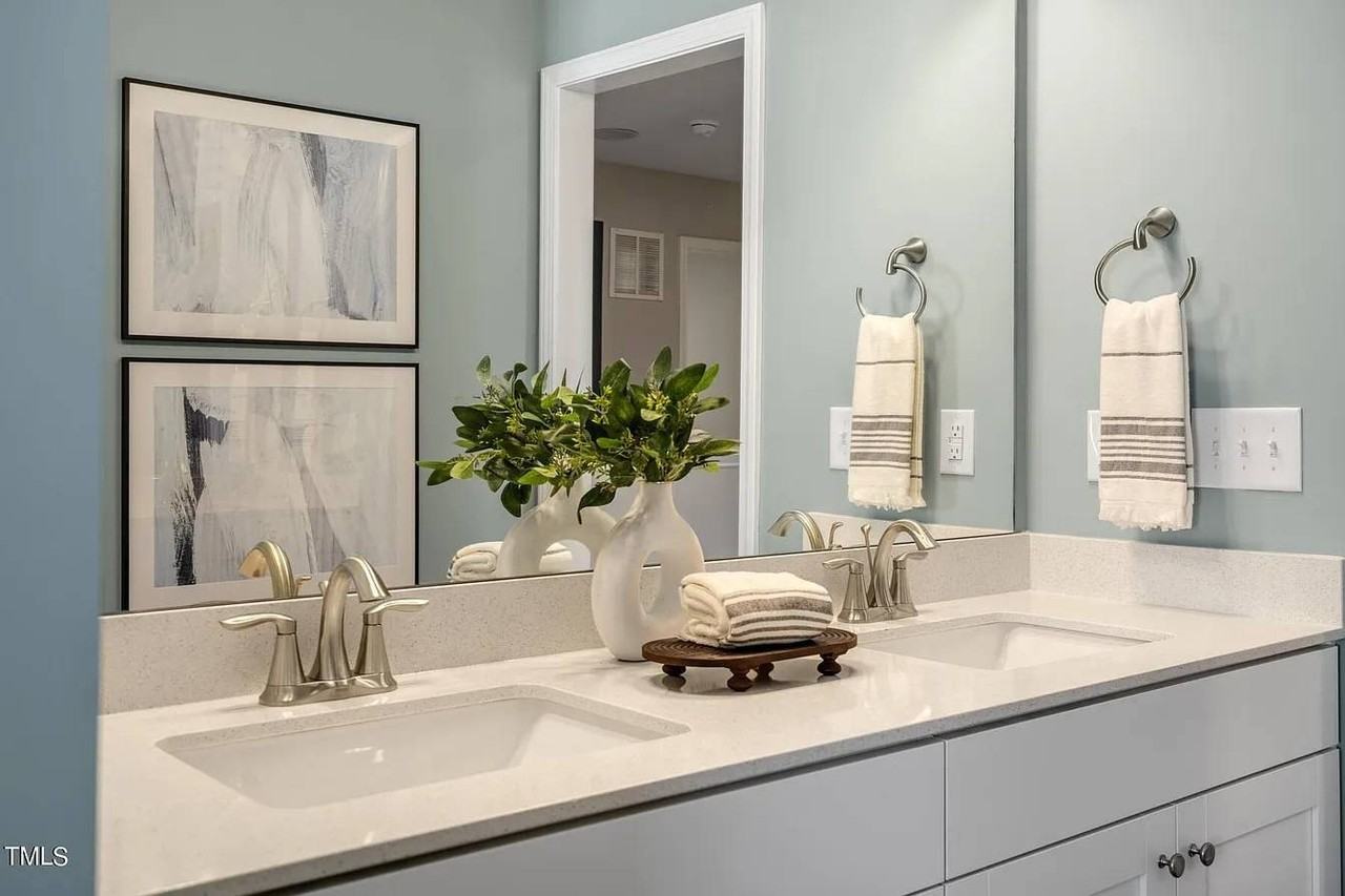 143 Siebold St - Photo 4 of 17