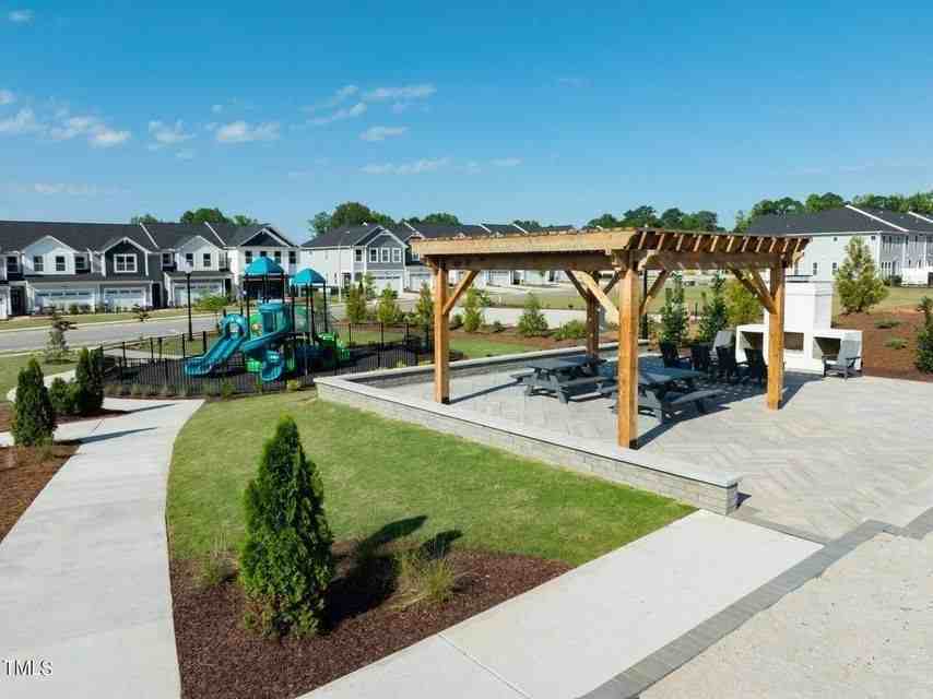 143 Siebold St - Photo 7 of 17