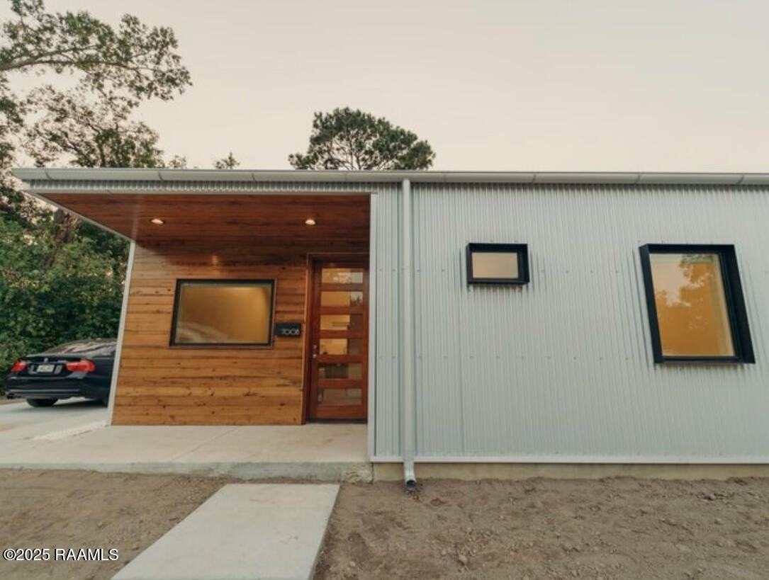 700 S Saint Antoine St #B - Photo 3 of 31