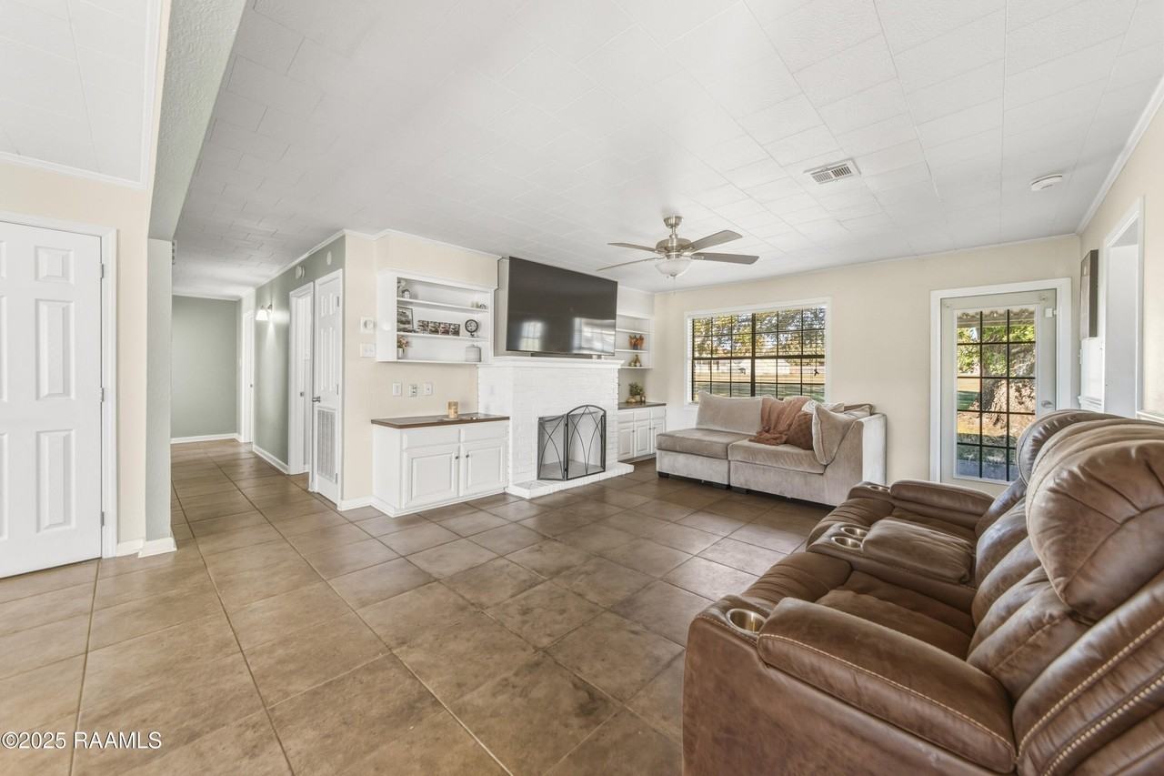 1122 N Dugas Rd - Photo 4 of 33