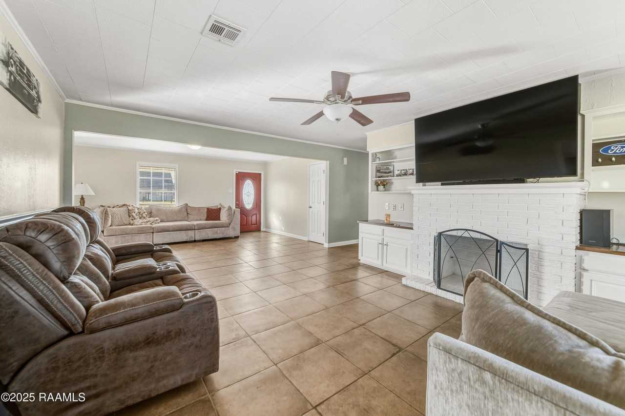 1122 N Dugas Rd - Photo 5 of 33