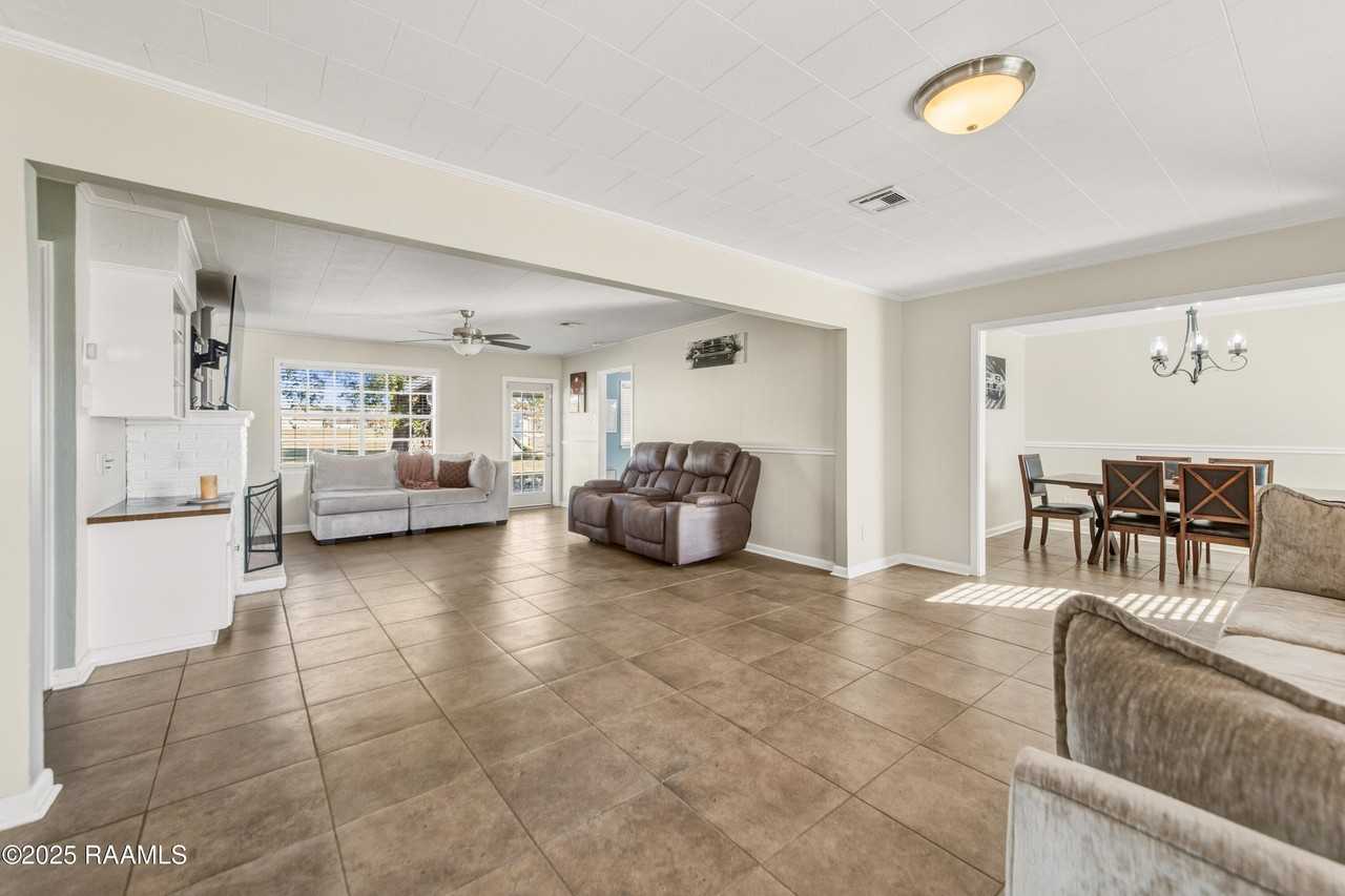 1122 N Dugas Rd - Photo 6 of 33