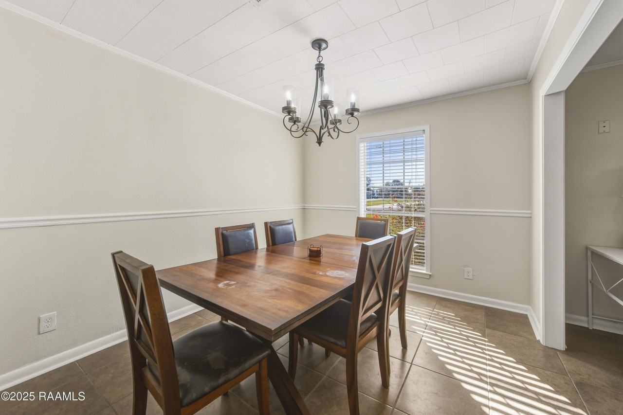 1122 N Dugas Rd - Photo 7 of 33