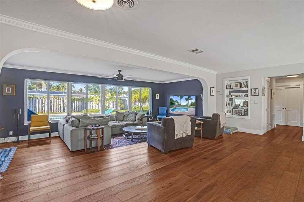 1011 Se 10th Ct - Photo 4 of 41