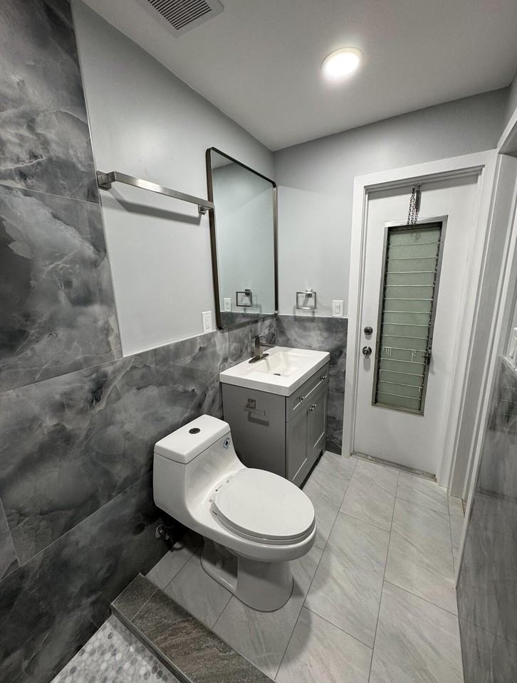 490 W 31st St - Photo 4 of 8