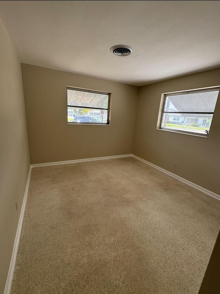 490 W 31st St - Photo 6 of 8