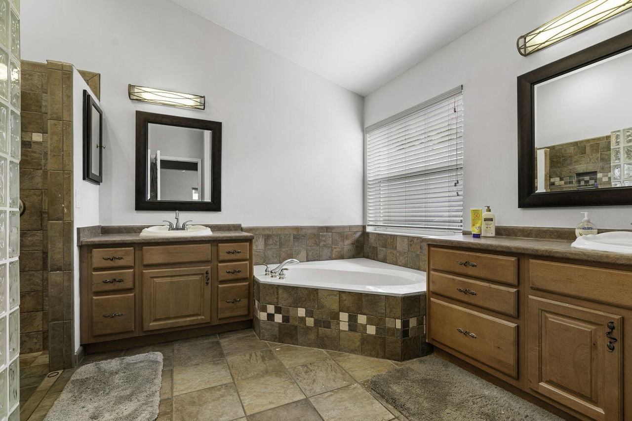 1304 Lake Breeze Dr - Photo 5 of 6