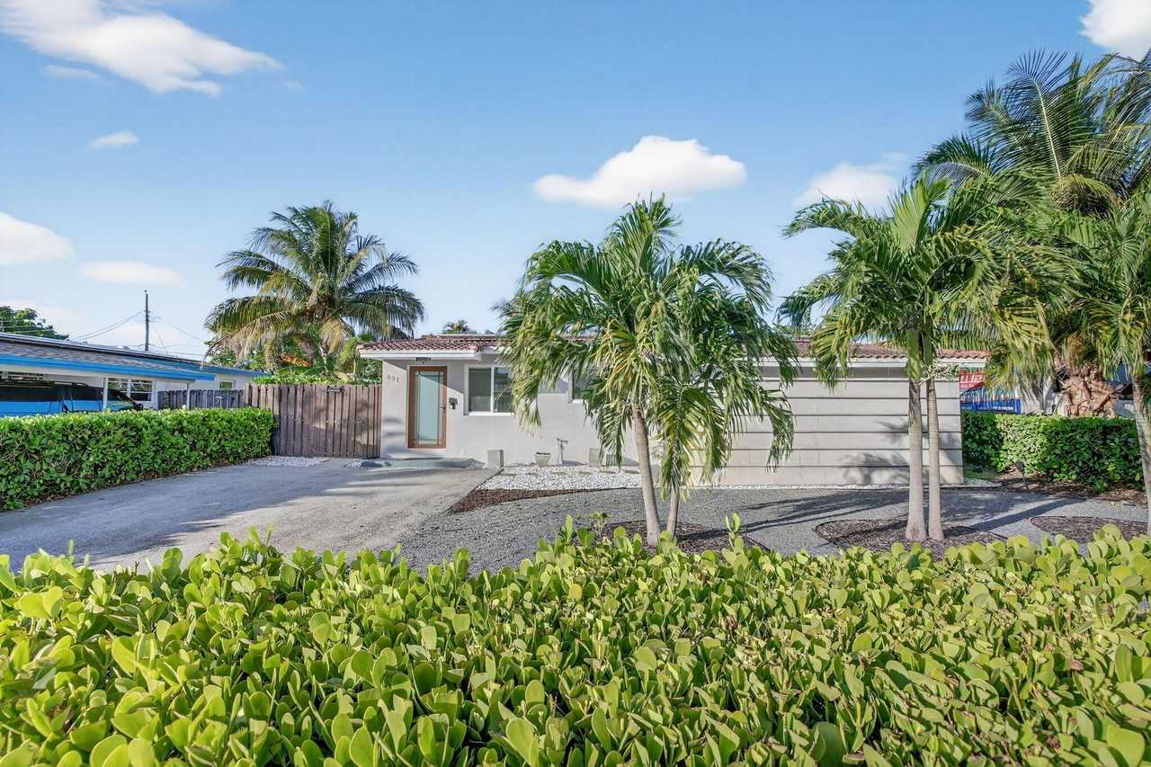 831 Ne 58th St - Photo 3 of 50