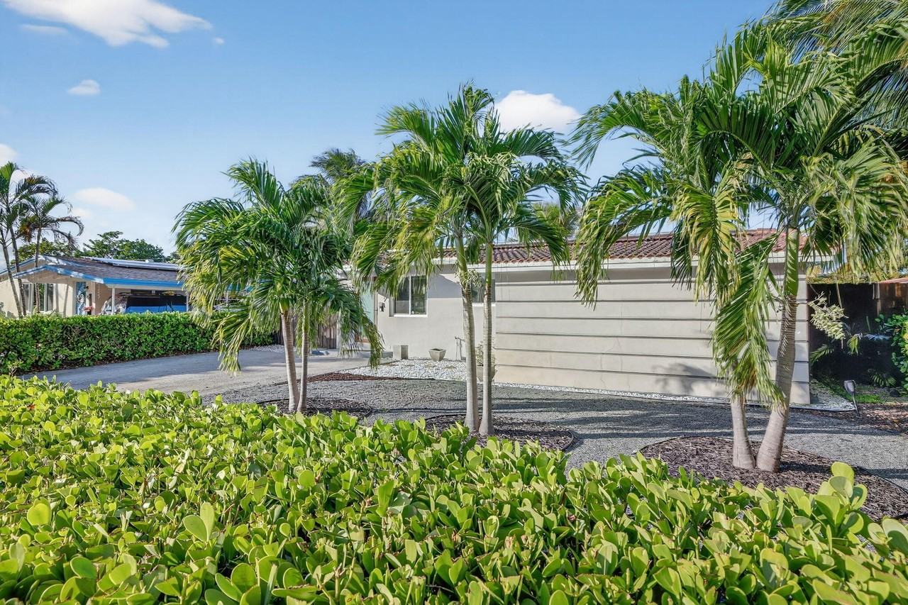 831 Ne 58th St - Photo 4 of 50