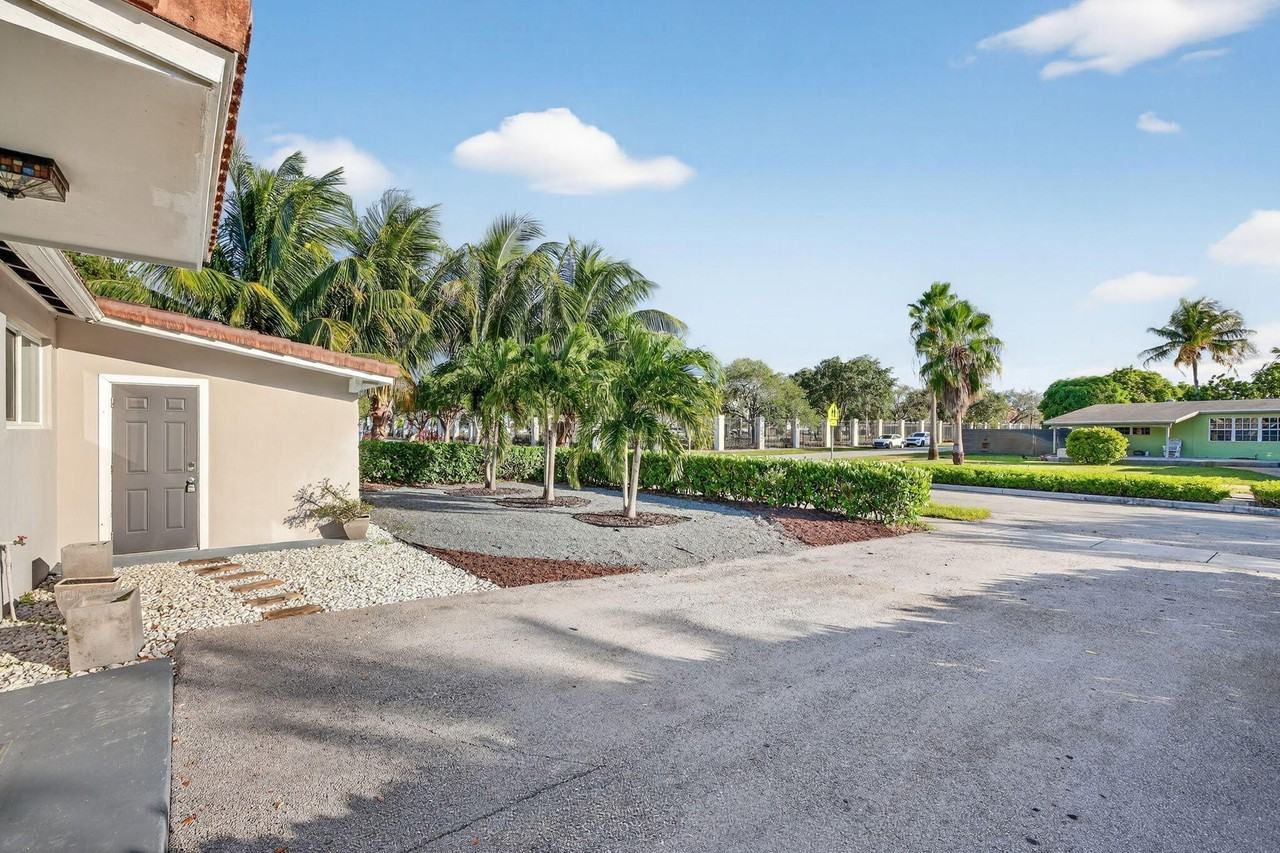 831 Ne 58th St - Photo 5 of 50