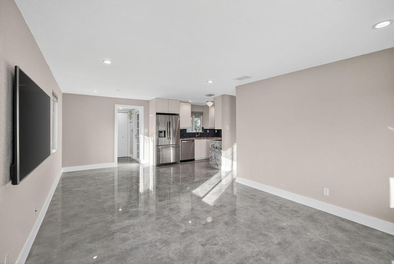 831 Ne 58th St - Photo 6 of 50