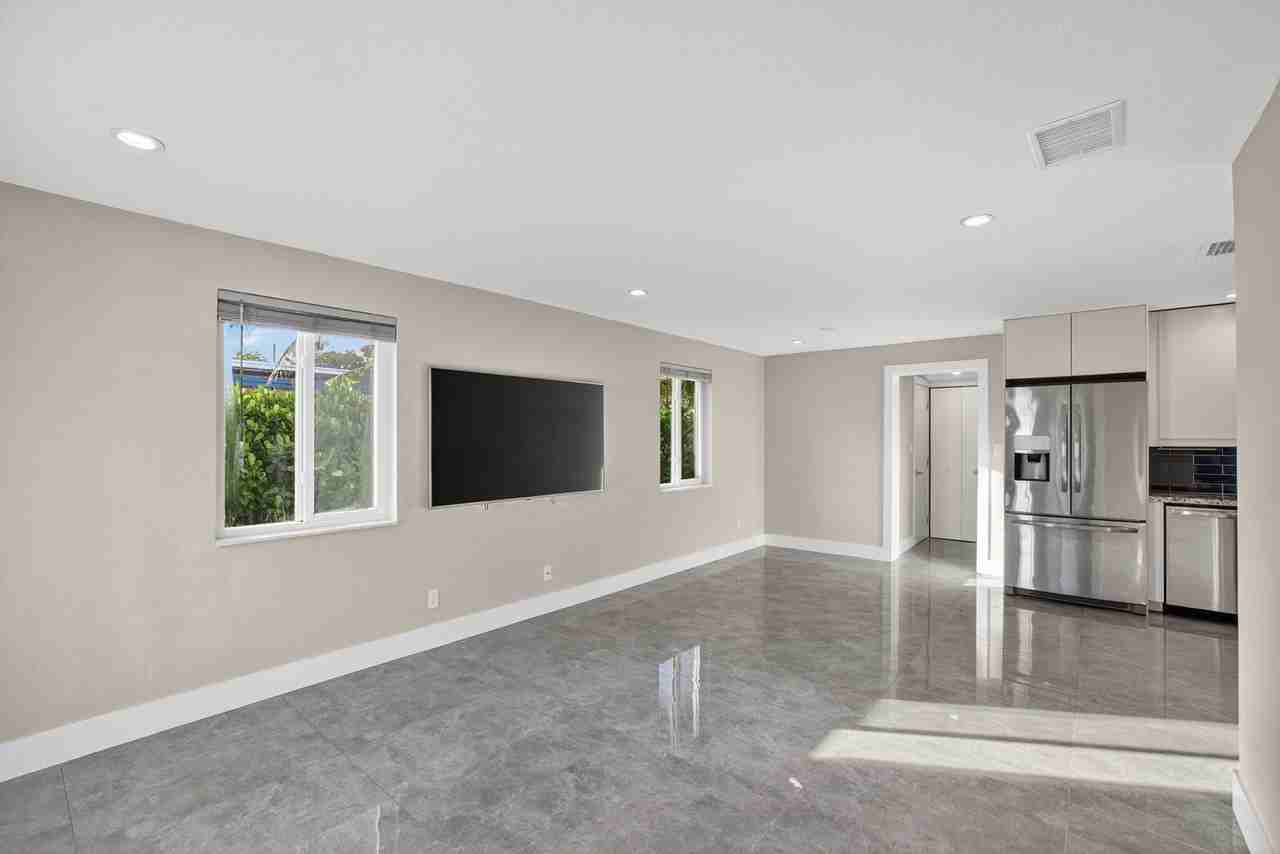 831 Ne 58th St - Photo 7 of 50