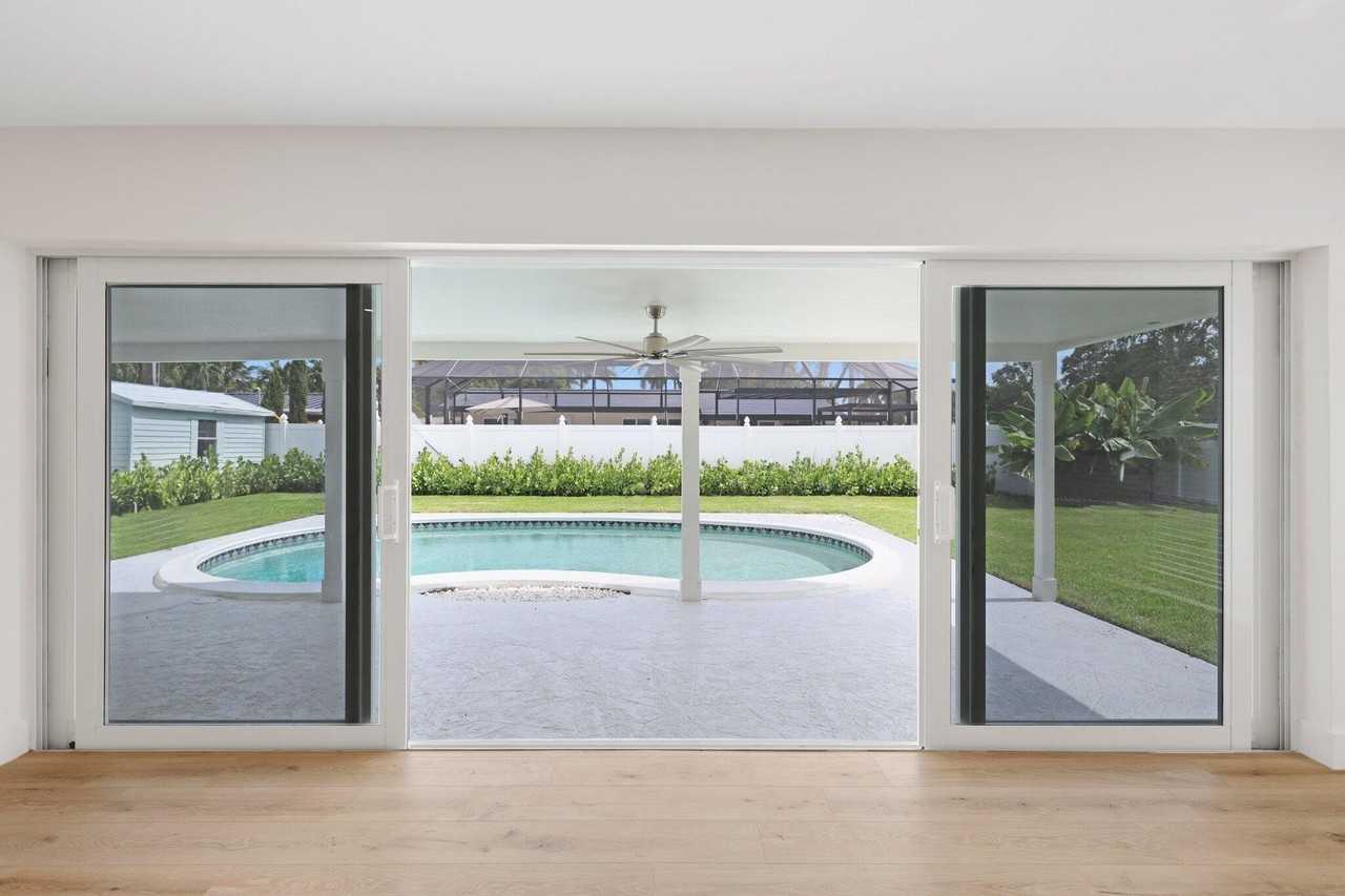 1198 Sw 3rd St - Photo 4 of 29