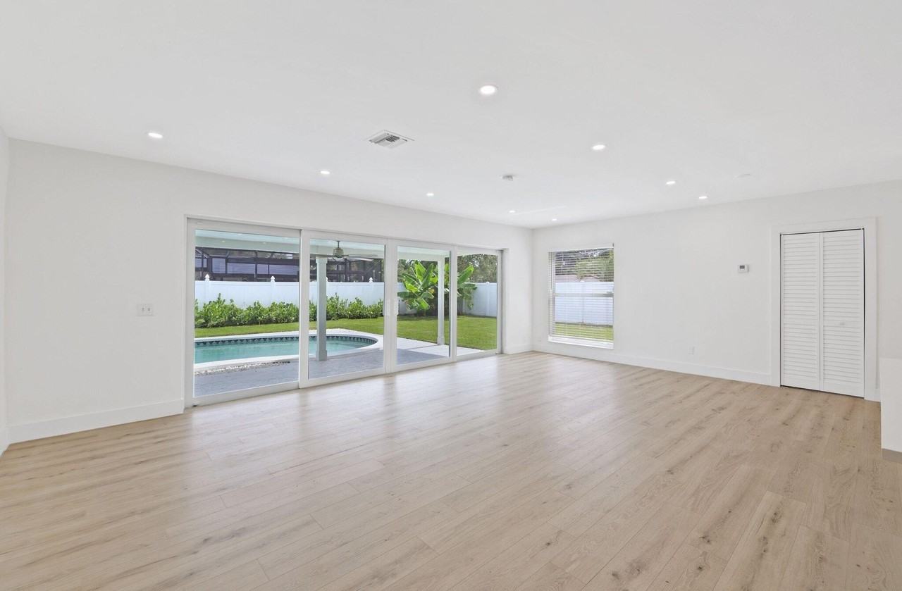 1198 Sw 3rd St - Photo 5 of 29