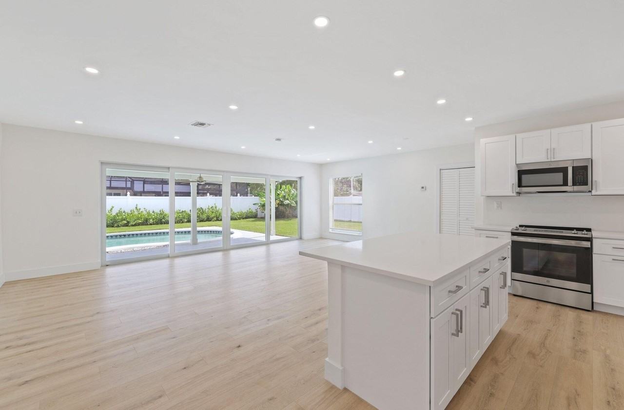 1198 Sw 3rd St - Photo 7 of 29