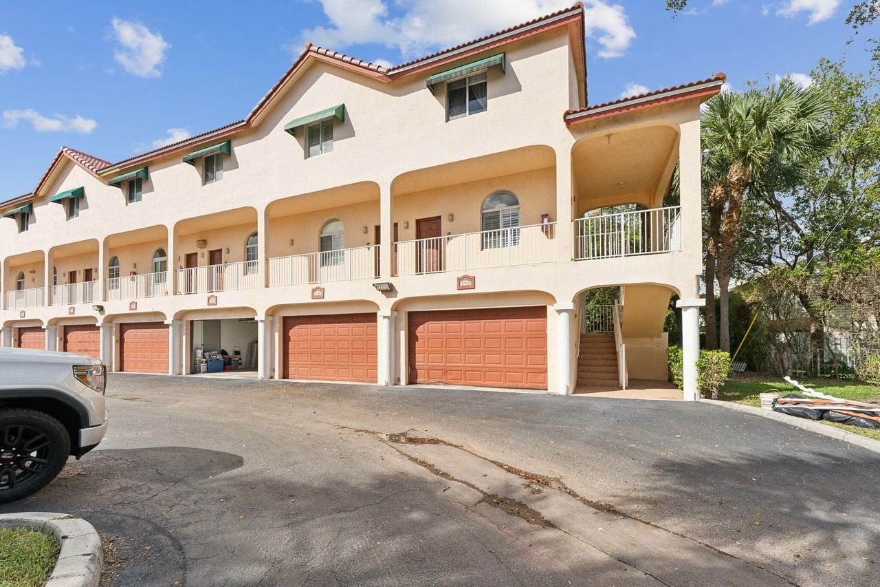 2469 Ne 14th Street Cswy - Photo 2 of 36