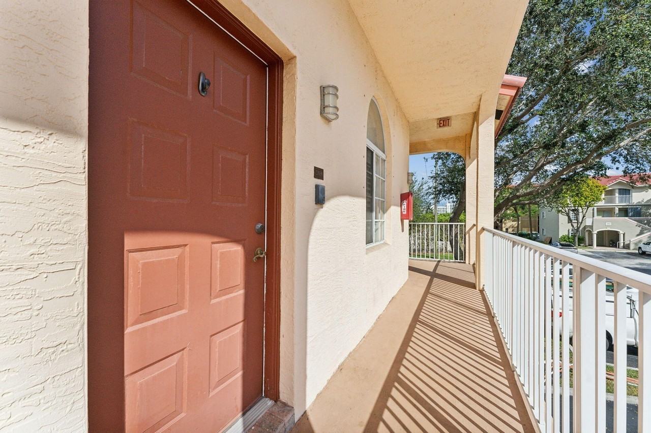 2469 Ne 14th Street Cswy - Photo 3 of 36