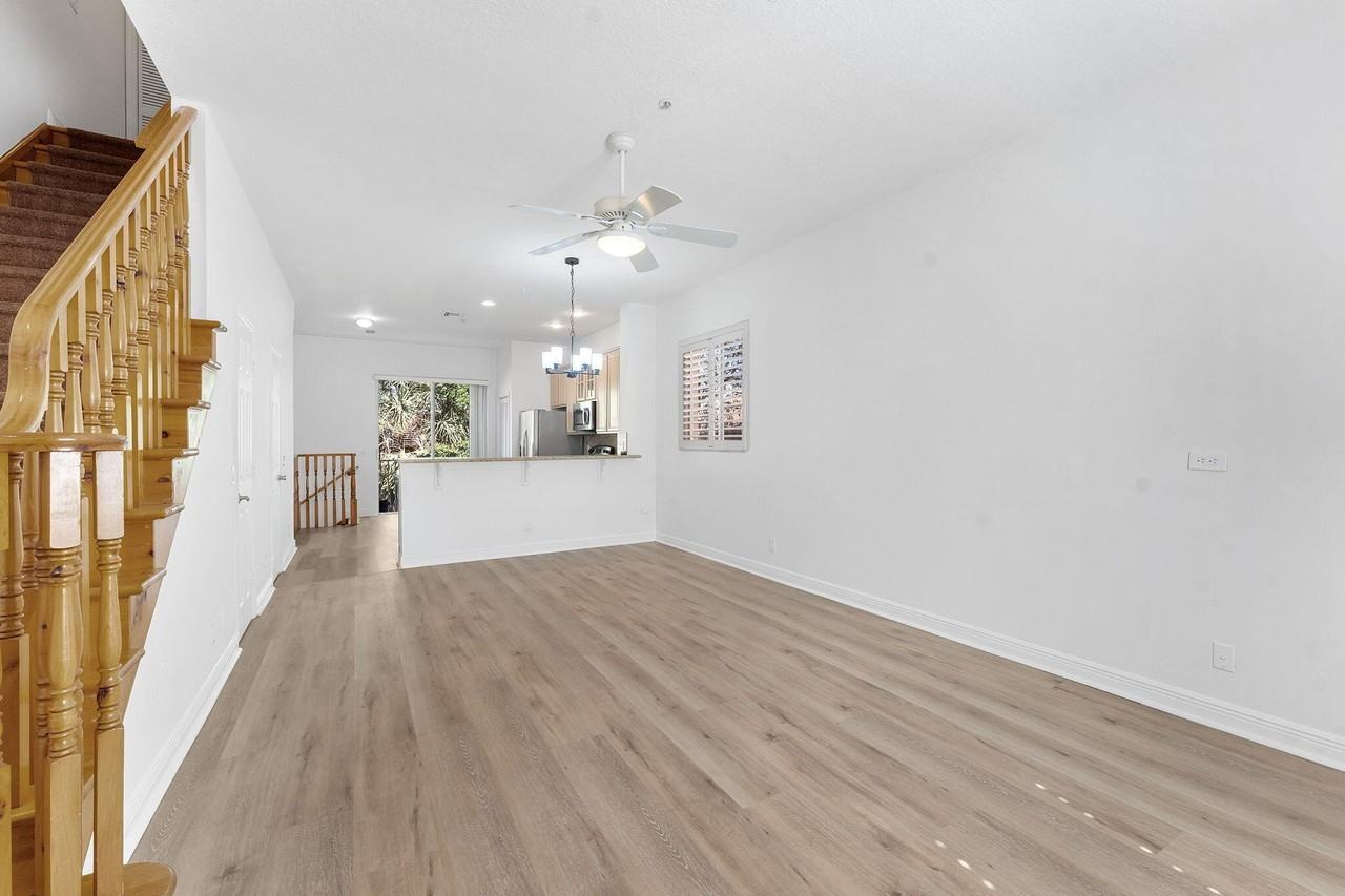 2469 Ne 14th Street Cswy - Photo 4 of 36