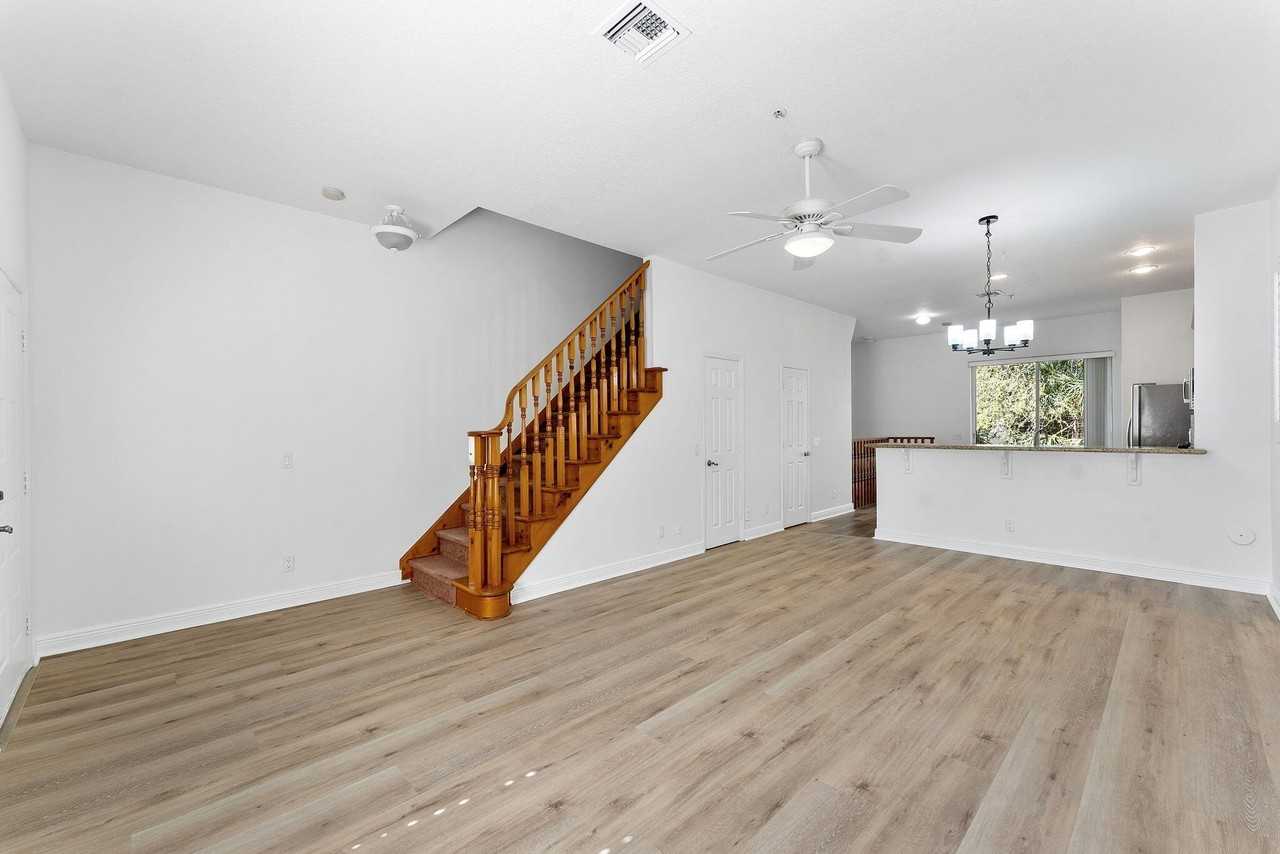 2469 Ne 14th Street Cswy - Photo 6 of 36