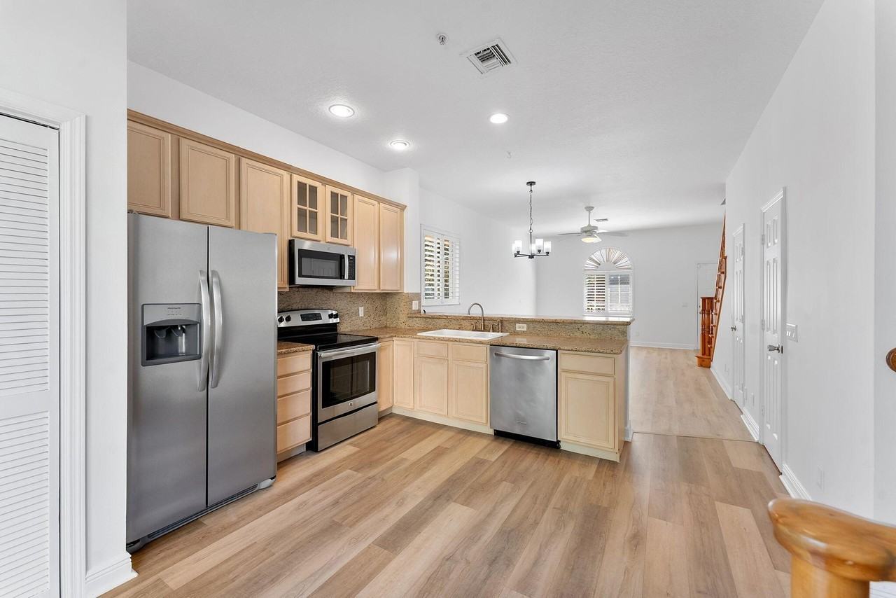 2469 Ne 14th Street Cswy - Photo 7 of 36