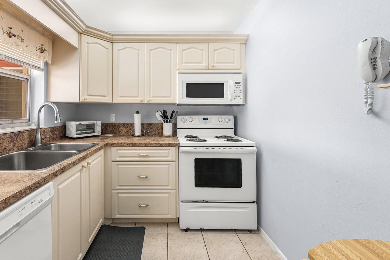 215 Lake Dora Dr - Photo 4 of 38