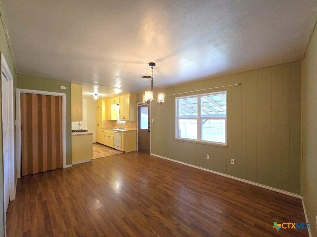 616 W Avenue E - Photo 6 of 20