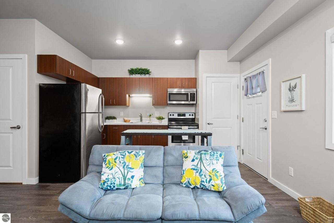 619 E 8th St #6 - Photo 2 of 16