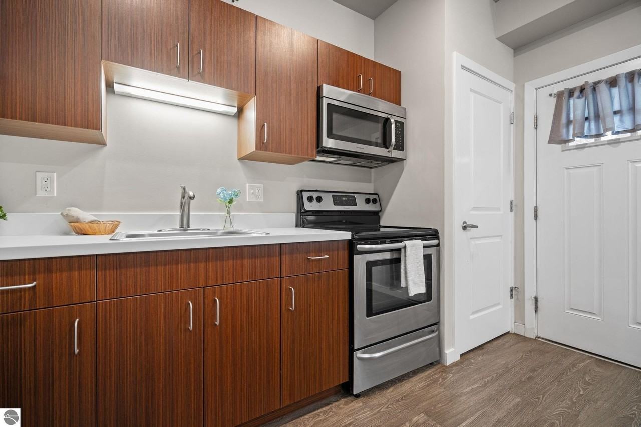 619 E 8th St #6 - Photo 3 of 16