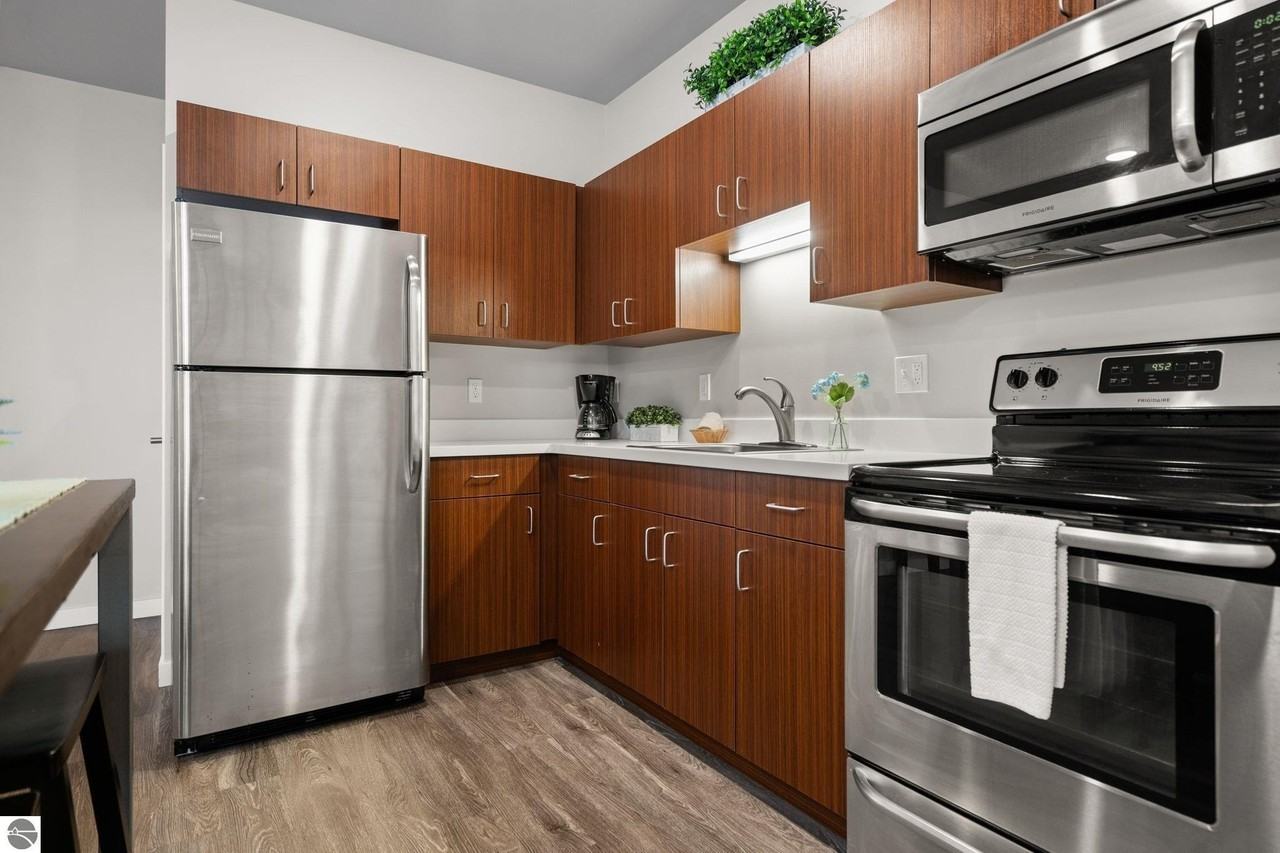 619 E 8th St #6 - Photo 4 of 16