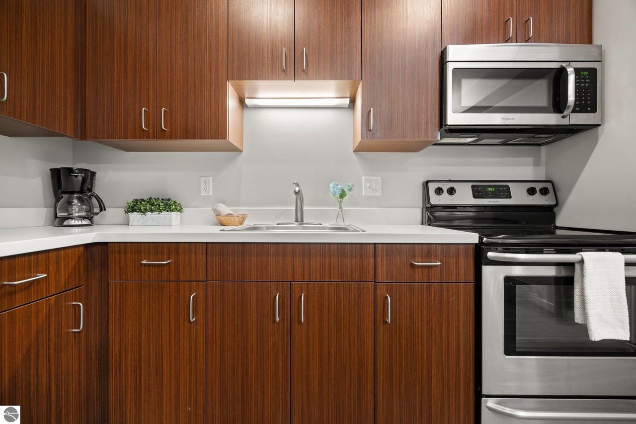 619 E 8th St #6 - Photo 5 of 16