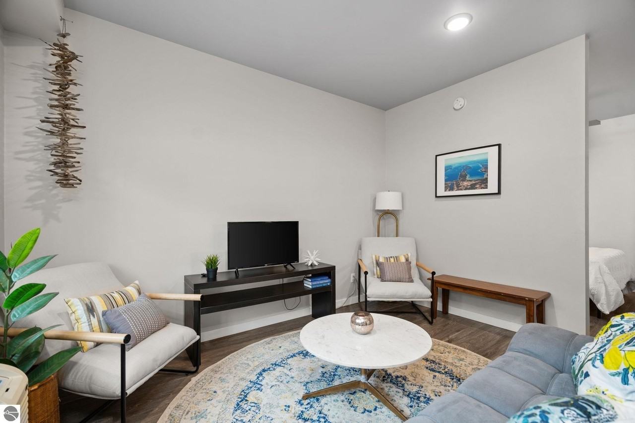 619 E 8th St #6 - Photo 7 of 16