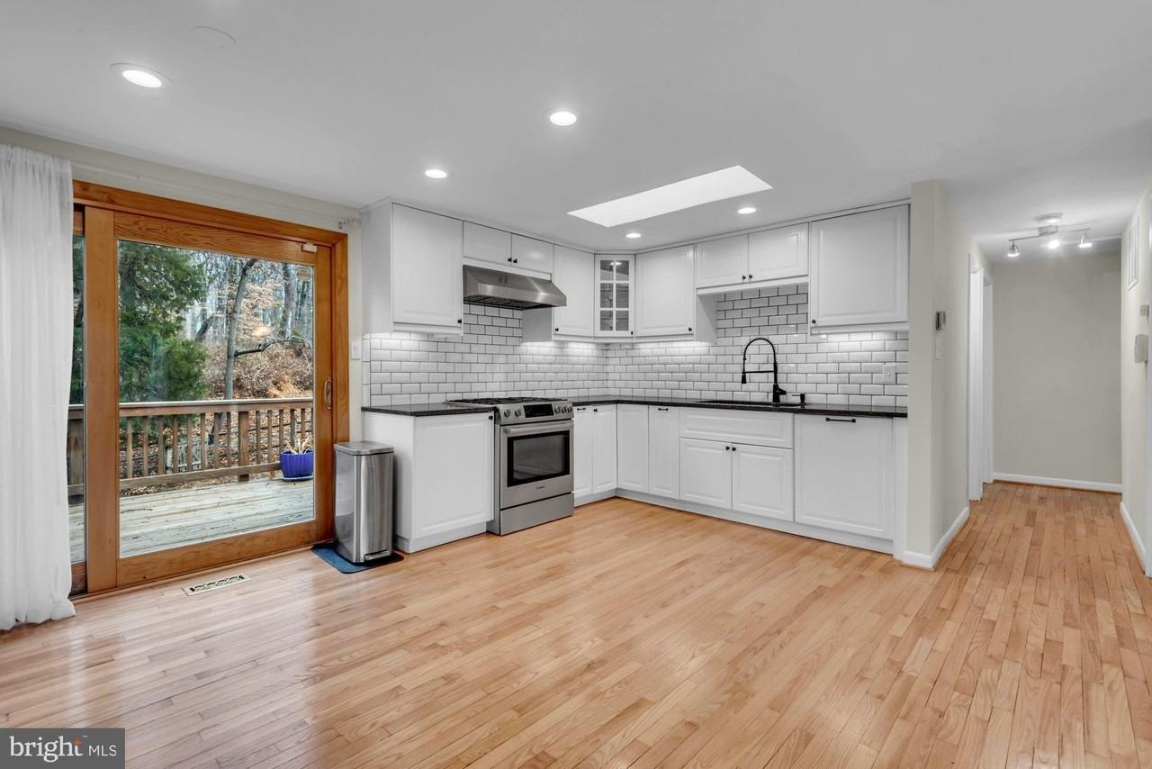 8856 Youngsea Pl - Photo 7 of 44